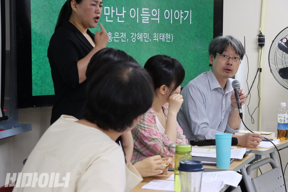 최태현 교수가 《전사들의 노래》에서 인상적으로 읽은 부분들에 대해 이야기하고 있다. 사진 이슬하