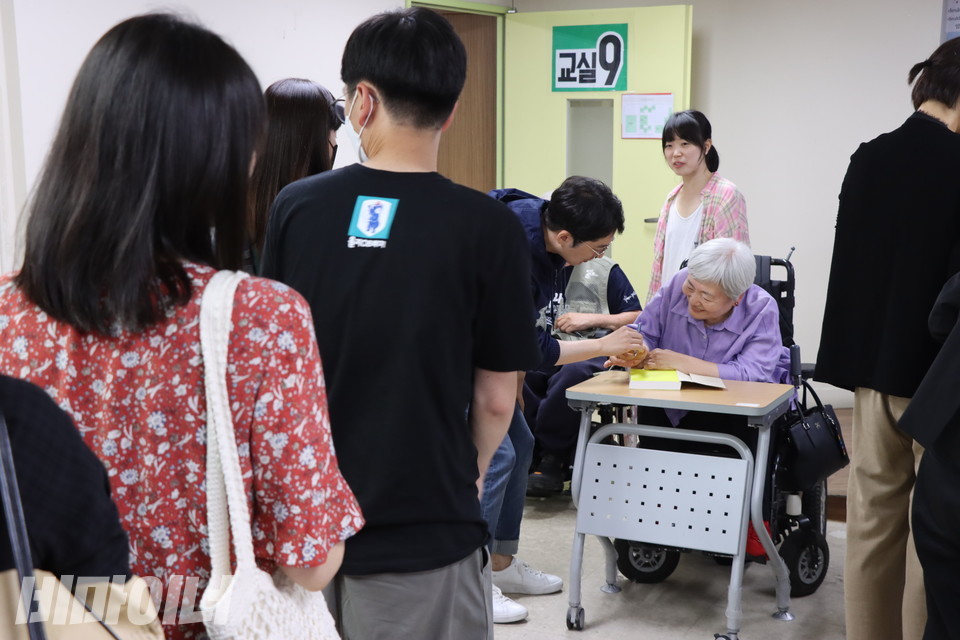 북토크 후 이어진 사인회. 박명애 대표가 사인하고 있다. 사진 이슬하