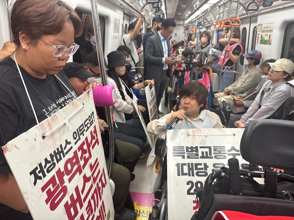 권은춘 충북장차연 대표가 지하철 내에서 발언 중이다. 사진 대전장차연