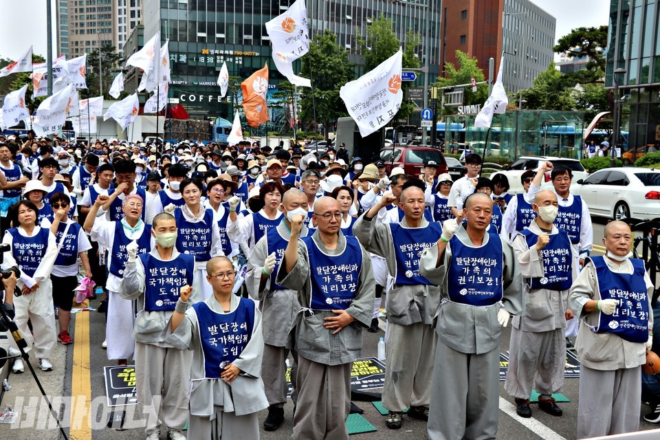 부모연대 활동가들과 조계종 사회노동위원회 스님들이 “발달장애, 참사, 멈춰”라고 외치고 있다. 사진 하민지