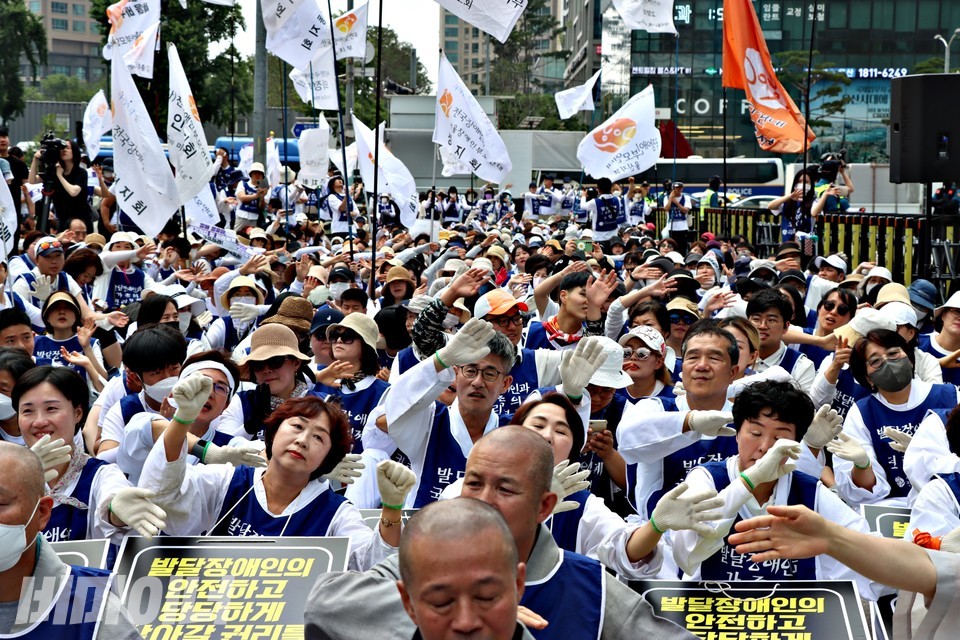 부모연대 활동가들이 오체투지 출정식에서 흐르는 음악에 맞춰 손을 흔들고 있다. 이날 집회에는 약 600명이 참석했다. 사진 하민지