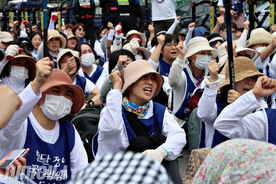 발달장애 자녀의 부모들이 “투쟁”을 외치고 있다. 사진 하민지