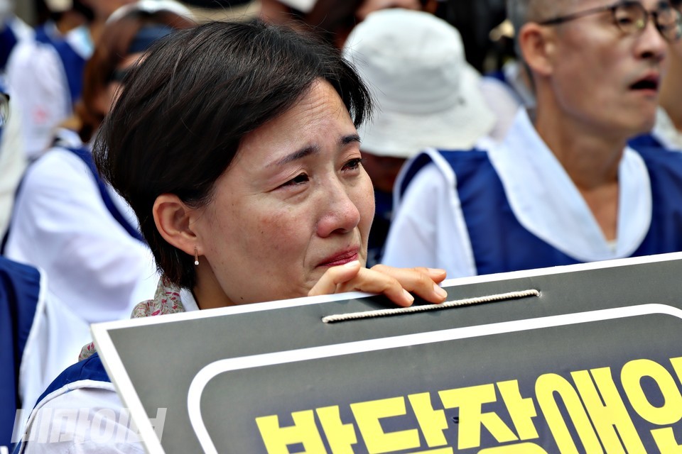 발달장애 자녀의 부모가 박경인 탈시설연대 공동위원장의 발언을 들으며 눈물을 훔치고 있다.