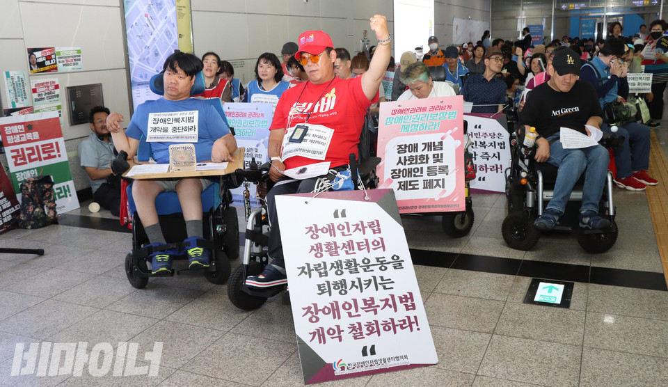 국회의사당역 지하에서 열린 장애인복지법 개악 저지 결의대회. 장애인 활동가가 “투쟁”을 외치고 있다. 사진 강혜민