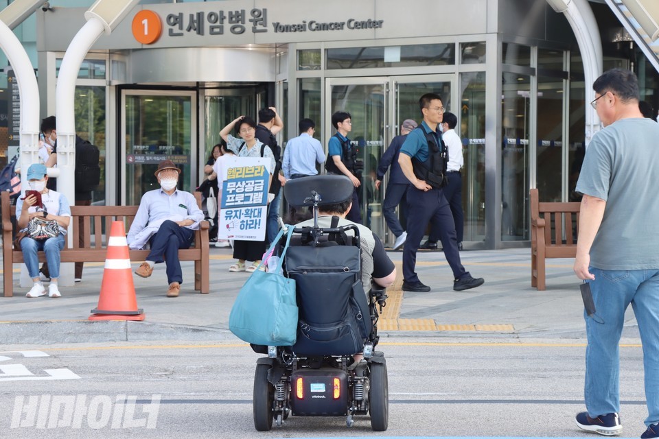 임조운 군을 안고 세브란스병원 암센터로 가는 이형숙 서울시협의회 회장의 뒷모습. 사진 하민지