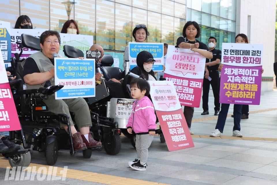 세브란스병원 암센터 앞에서 열린 기자회견 현장. 임조운 군이 걷고 있다. 이형숙 서울시협의회 회장이 발언 중이다. 사진 하민지