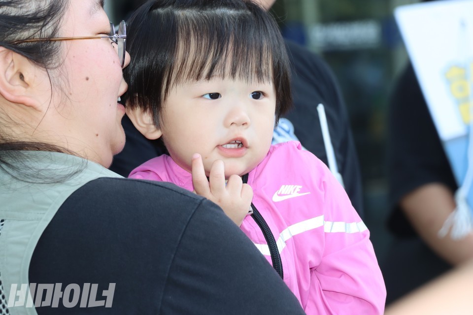 조은별 김포센터 사무국장이 임조운 군을 안고 있다. 조 사무국장은 임조운 군의 엄마다. 사진 하민지