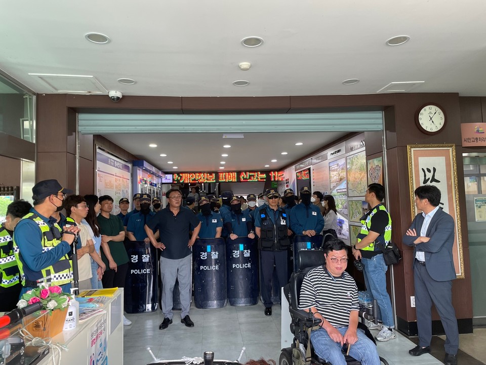 익산시청 로비에 방패로 무장한 경찰 수십 명이 있다. 사진 전북장차연