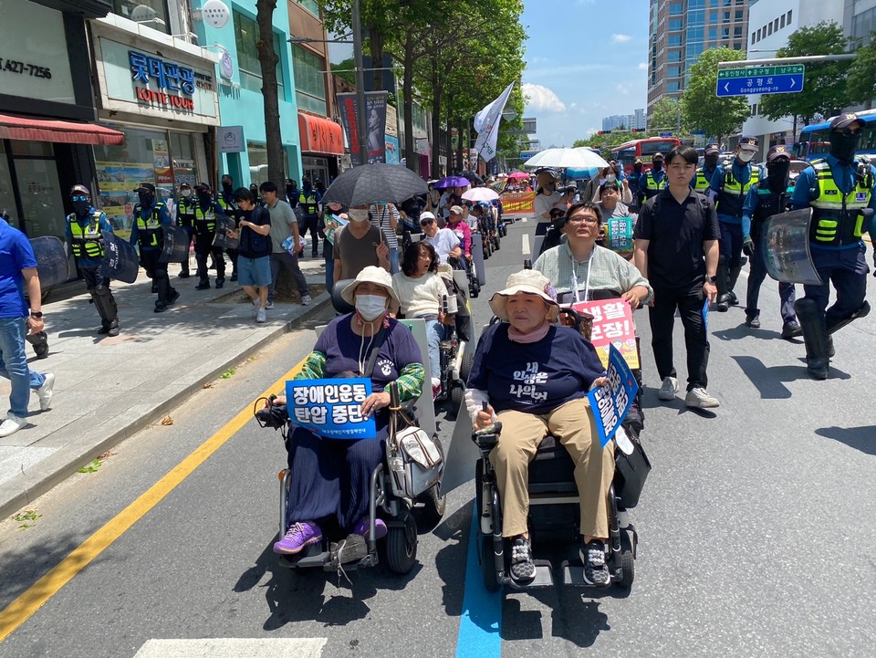 대구장차연 활동가들이 대구 도심을 행진하고 있다. 사진 대구장차연