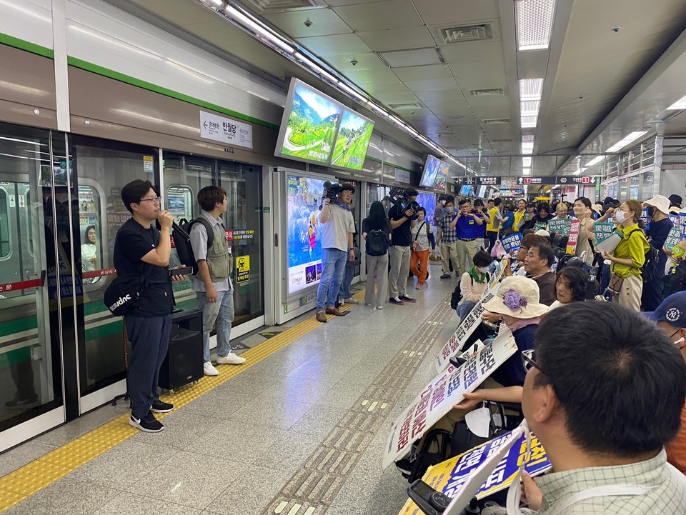 대구장차연 활동가들이 반월당역에서 기자회견을 열고 있다. 조민제 장애인지역공동체 사무처장이 발언 중이다. 사진 대구장차연
