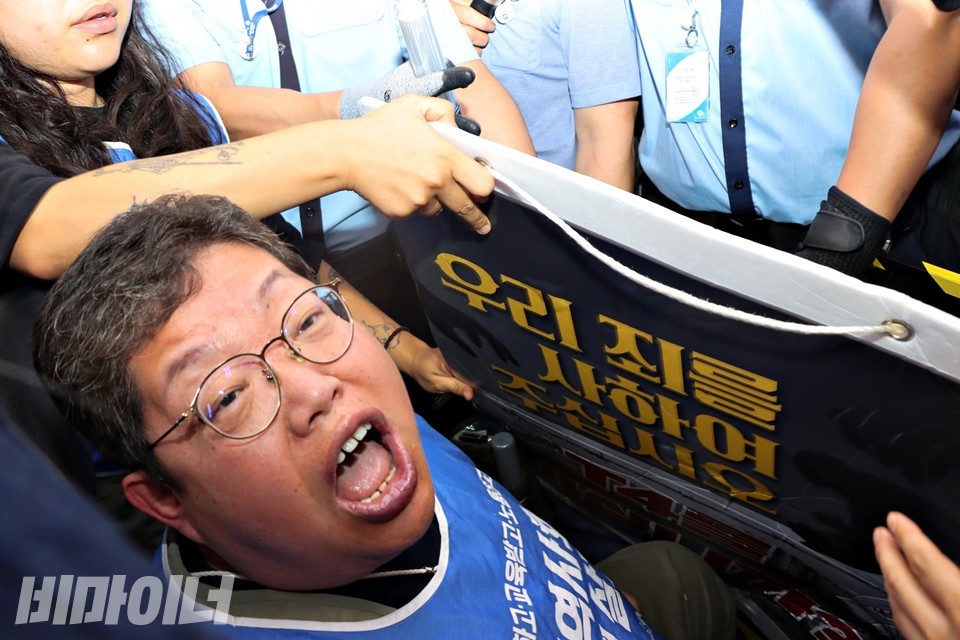 이형숙 서울시장애인자립생활센터협의회 회장이 서울교통공사 직원에게 항의하고 있다. 사진 하민지