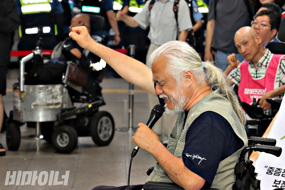 박경석 대표가 “투쟁”을 외치고 있다. 사진 하민지