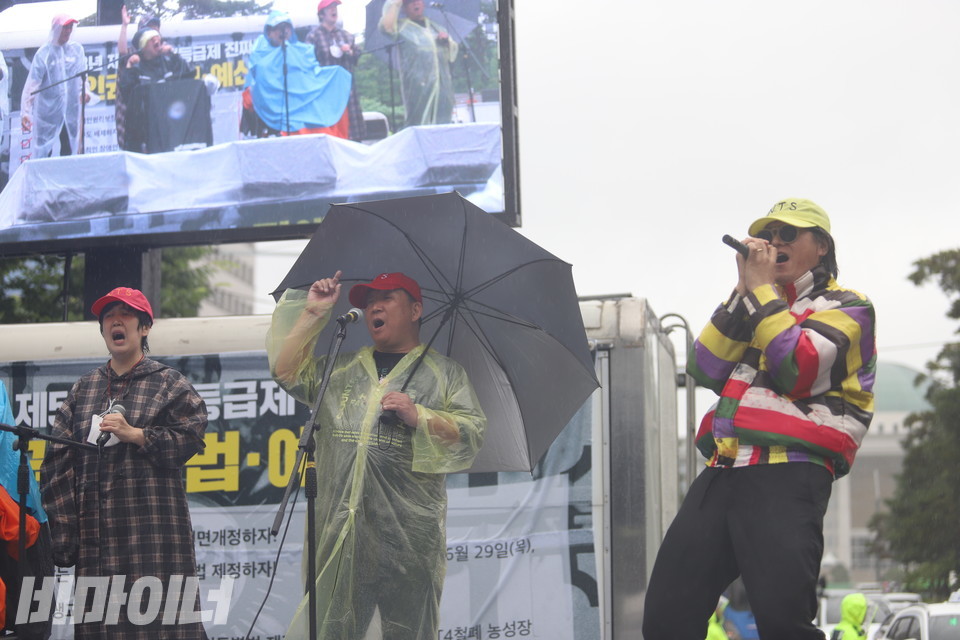 야마가타 트윅스터가 노들테크노전사들과 공연하고 있다. 사진 강혜민
