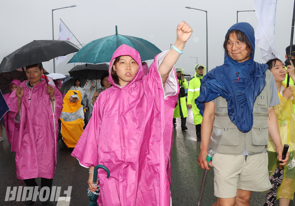 한 활동가가 마포대교를 행진하며 “투쟁”을 외치고 있다. 사진 강혜민