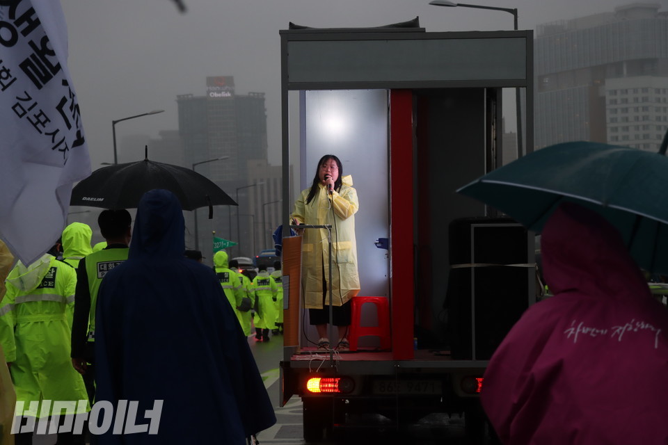 조은소리 전국권리중심중증장애인맞춤형공공일자리협회 활동가가 트럭에 올라 선동하고 있다. 사진 강혜민