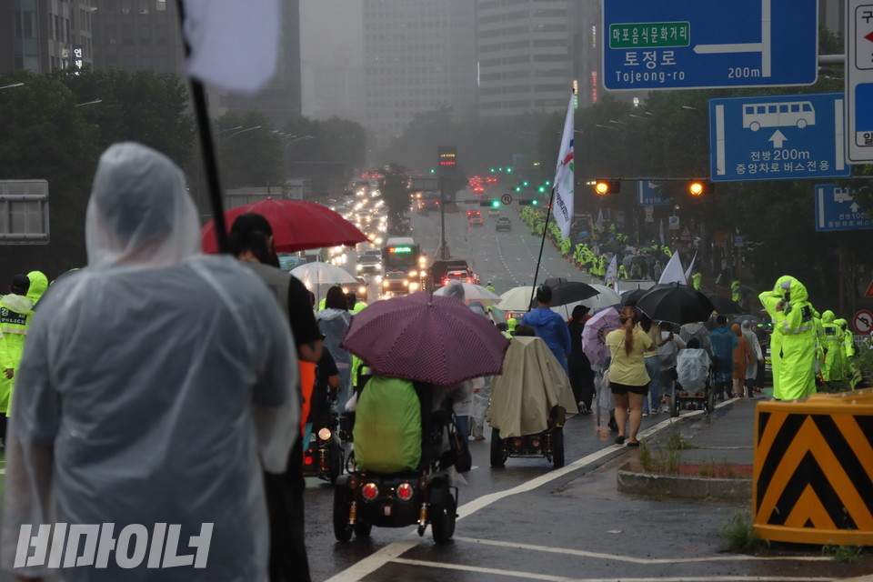 마포대교를 건너 마포역으로 행진하는 사람들. 사진 강혜민