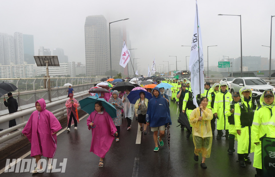 마포대교를 행진하는 사람들. 사진 강혜민