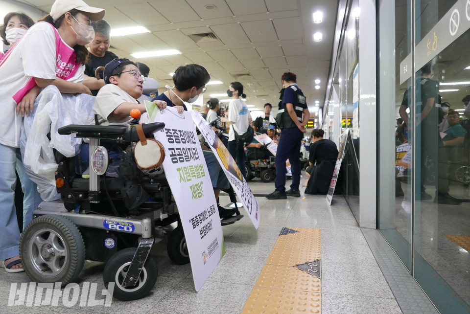 열차를 타기 위해 승강장에 선 활동가들. 사진 양유진