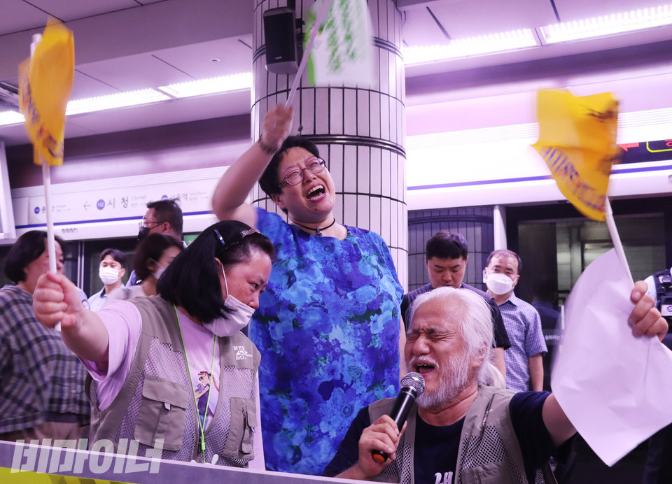 경기도 권리중심공공일자리 노동자들과 박경석 전장연 대표가 함께 구호를 외치고 있다. 사진 강혜민