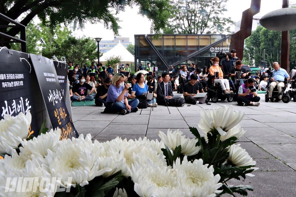 기자회견 현장에 장애인운동 활동가들과 기자들이 와 있다. 사진 하민지