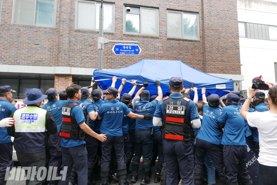 종로구청 직원과 경찰 수백 명이 천막을 뜯어서 철거하고 있다. 사진 양유진