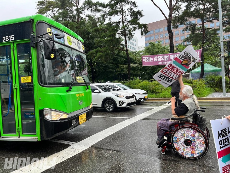 14일 오후 2시, 박경석 전장연 대표가 국회 앞 의사당대로에서 장애인은 탈 수 없는 차별버스를 가로막는 ‘버스행동’을 하고 있다. 사진 전장연 