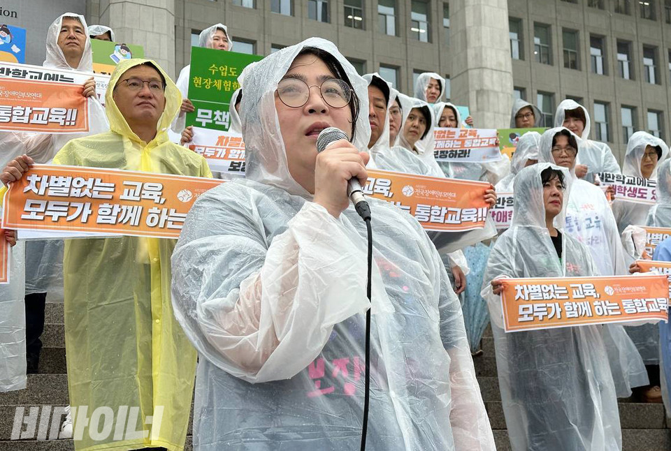 청각과 자폐 중복장애를 가진 자녀를 둔 유연주 씨가 발언하고 있다. 사진 강혜민
