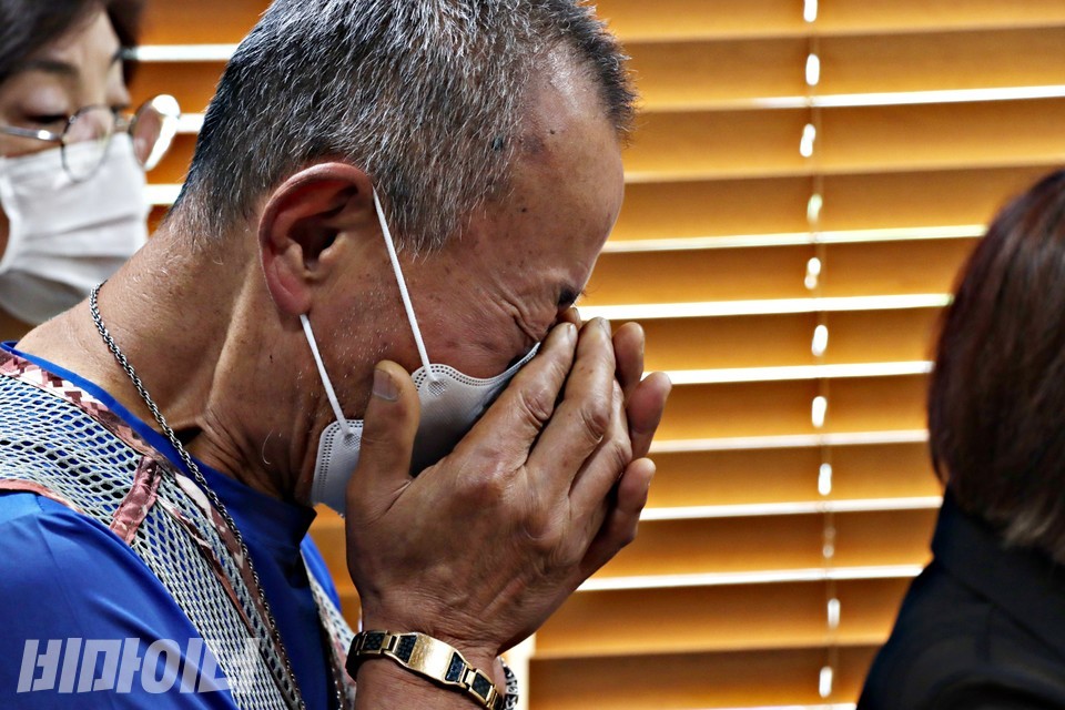 동자동 쪽방 주민 조인형 씨가 울고 있다. 사진 하민지