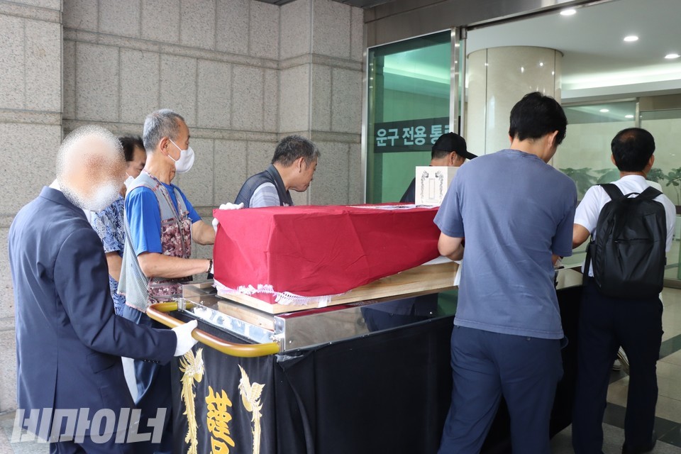 동자동 쪽방 주민들이 운구하고 있다. 사진 하민지
