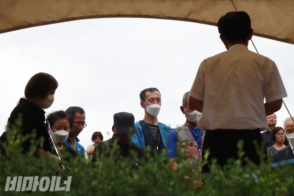 안장이 끝난 후 동자동 주민들이 장례예배를 하고 있다. 사진 하민지