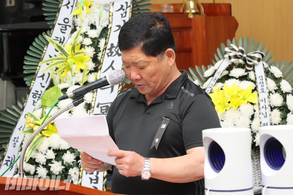 지난달 26일, 서울시 용산구 동자동 성민교회에서 김정호 사랑방마을주민협동회 이사장의 추모식이 열렸다. 최갑일 사랑방마을주민협동회 사업이사가 추모식 사회를 보고 있다. 사진 하민지