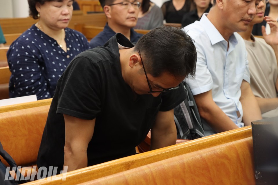 지난달 26일, 서울시 용산구 동자동 성민교회에서 김정호 사랑방마을주민협동회 이사장의 추모식이 열렸다. 이동현 홈리스행동 상임활동가가 고개를 숙이고 있다. 사진 하민지