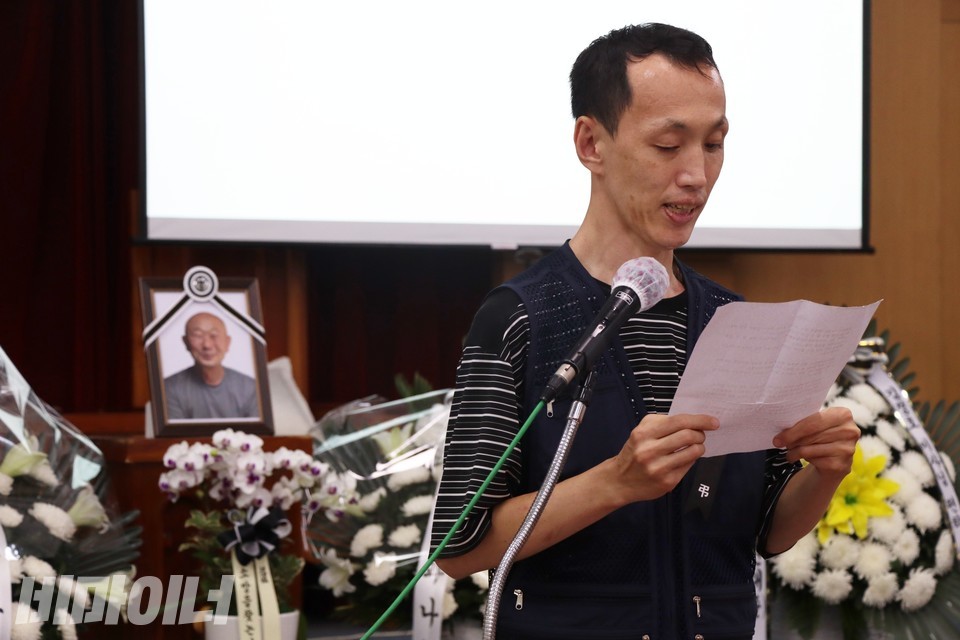 지난달 26일, 서울시 용산구 동자동 성민교회에서 김정호 사랑방마을주민협동회 이사장의 추모식이 열렸다. 정대철 사랑방마을주민협동회 사업이사가 추모사를 낭독하고 있다. 사진 강혜민