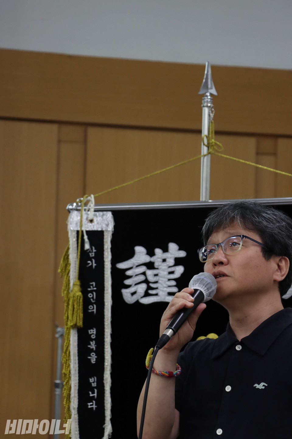 정시영 광화문서림 대표가 추모사를 낭독하고 있다. 사진 강혜민