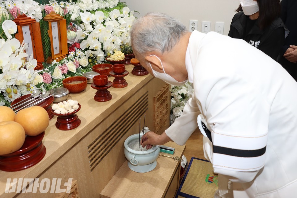 지난달 27일, 서울시립승화원에서 김정호 사랑방마을주민협동회 이사장의 발인이 진행됐다. 김호태 장례위원장이 향을 피우고 있다. 사진 하민지