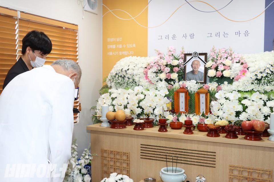 김호태 장례위원장이 김정호 사랑방마을주민협동회 이사장이 영정 앞에서 묵념하고 있다. 사진 하민지