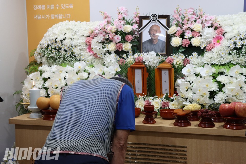 지난달 27일, 서울시립승화원에서 김정호 사랑방마을주민협동회 이사장의 발인이 진행됐다. 동자동 쪽방 주민 조인형 씨가 김정호 이사장 영정 앞에서 오열하고 있다. 사진 하민지