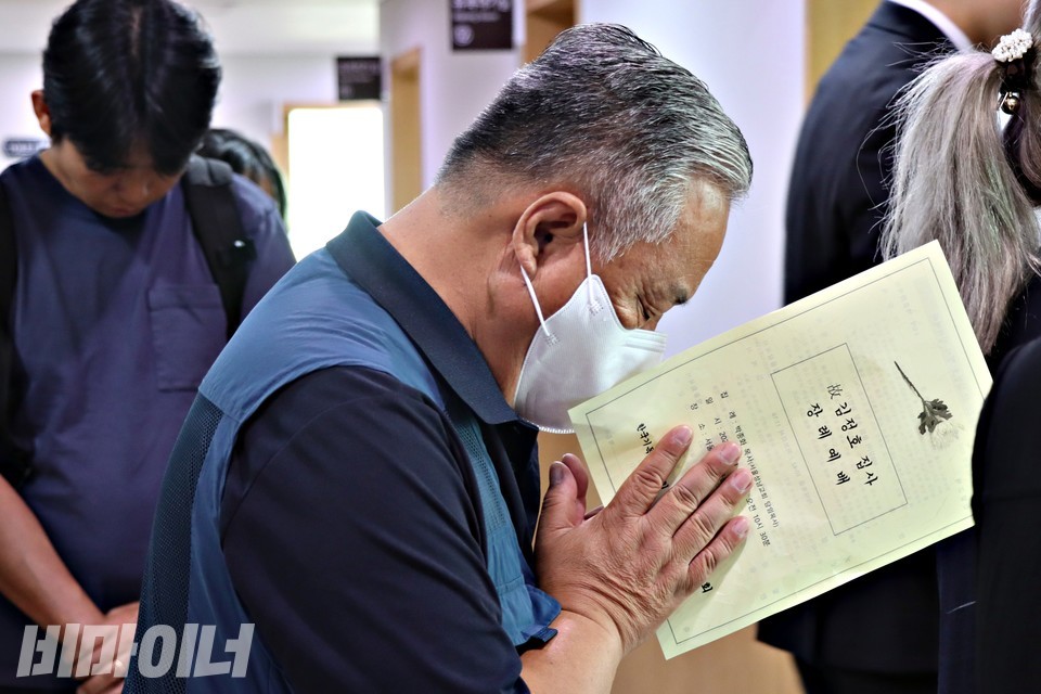 백광헌 동자동공공주택사업추진주민모임 부위원장이 장례애배에서 기도하고 있다. 사진 하민지