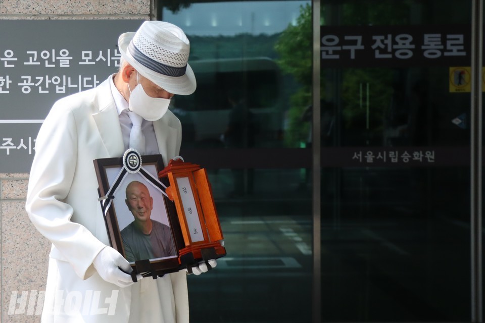 지난달 27일, 서울시립승화원에서 김정호 사랑방마을주민협동회 이사장의 발인이 진행됐다. 김호태 장례위원장이 김정호 이사장의 영정과 위패를 들고 있다. 사진 하민지