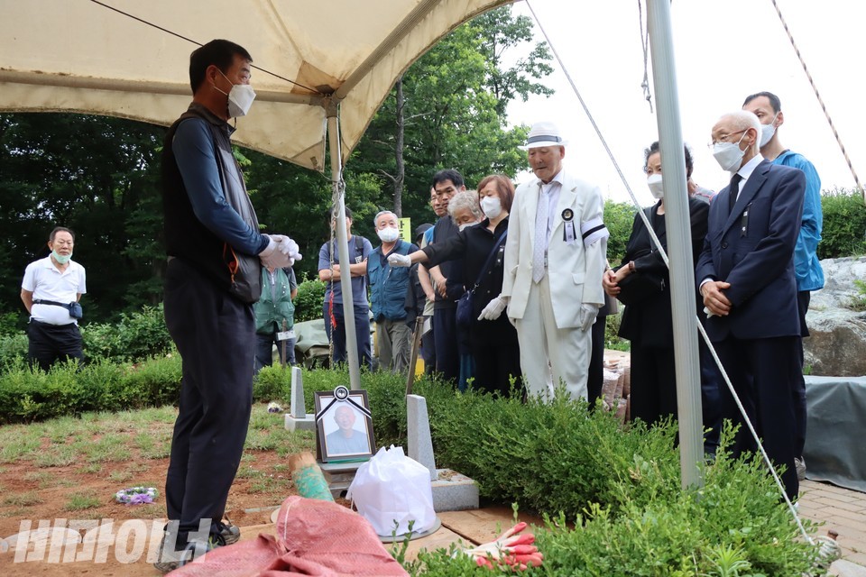 지난달 27일, 서울시립승화원에서 김정호 사랑방마을주민협동회 이사장의 발인이 진행됐다. 동자동 쪽방 주민들이 김정호 이사장의 유골을 안장하기 위해 준비하고 있다. 사진 하민지