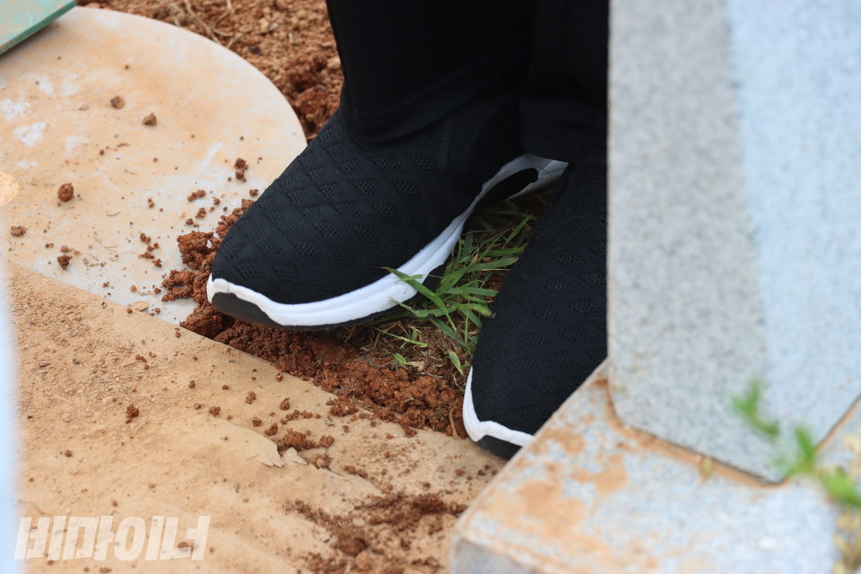 지난달 27일, 서울시립승화원에서 김정호 사랑방마을주민협동회 이사장의 발인이 진행됐다. 동자동 쪽방 주민이자 김정호 이사장의 오래된 연인인 오계순 씨가 김정호 이사장이 안장된 곳의 흙을 밟아 다지고 있다. 사진 하민지