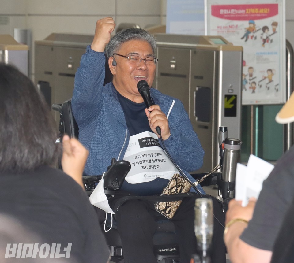 양선영 한울림장애인자립생활센터 소장이 “투쟁”을 외치고 있다. 양 소장은 상의에 “국민의힘 이종성 의원 장애인복지법 일부개정안 결사 반대한다”라고 적힌 스티커를 붙였다. 사진 하민지