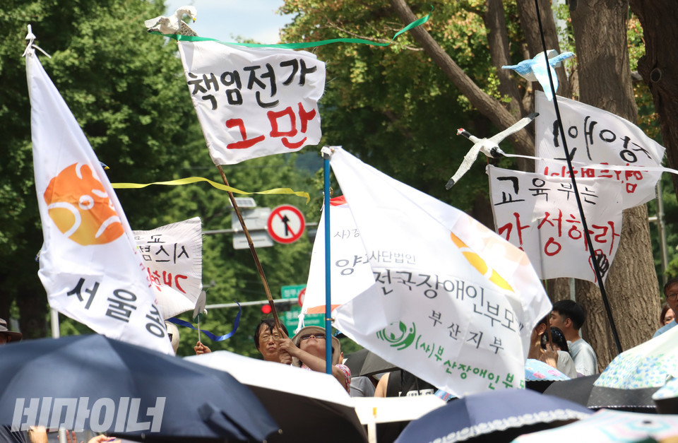 전국장애인부모연대 등 18개의 학부모, 교사, 시민사회단체는 7일 오전 10시 30분, 정부서울청사 후문에서 교사와 학부모에게 책임을 전가하는 교육부를 규탄하는 기자회견을 열었다. 바람에 휘날리는 하얀 천에는 “책임 전가 그만”, “교육부는 각성하라”는 문구가 쓰여 있다. 사진 강혜민