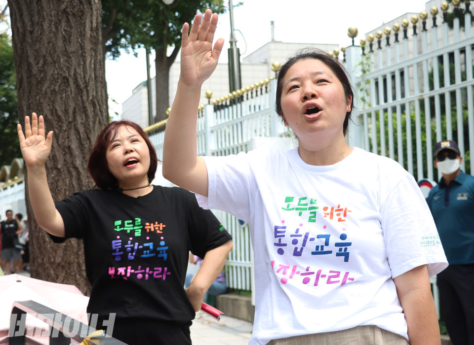 이혜규 씨의 노래를 따라 부르며 호응하는 사람들. ‘모두를 위한 통합교육 보장하라’고 적힌 티셔츠를 입고 있다. 사진 강혜민