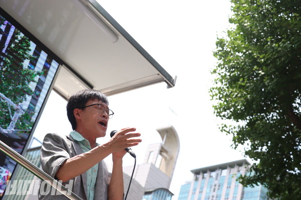 민중가수 이혜규 씨가 문화공연을 하고 있다. 사진 강혜민