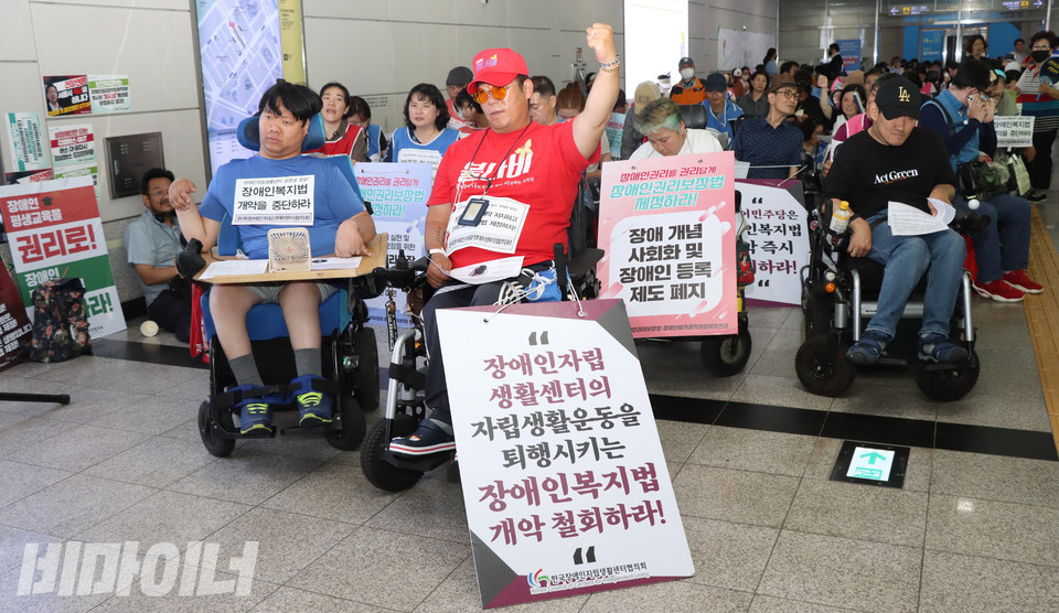 지난 6월 19일 국회의사당역 지하에서 열린 장애인복지법 개악 저지 결의대회. 장애인 활동가가 “투쟁”을 외치고 있다. 사진 강혜민