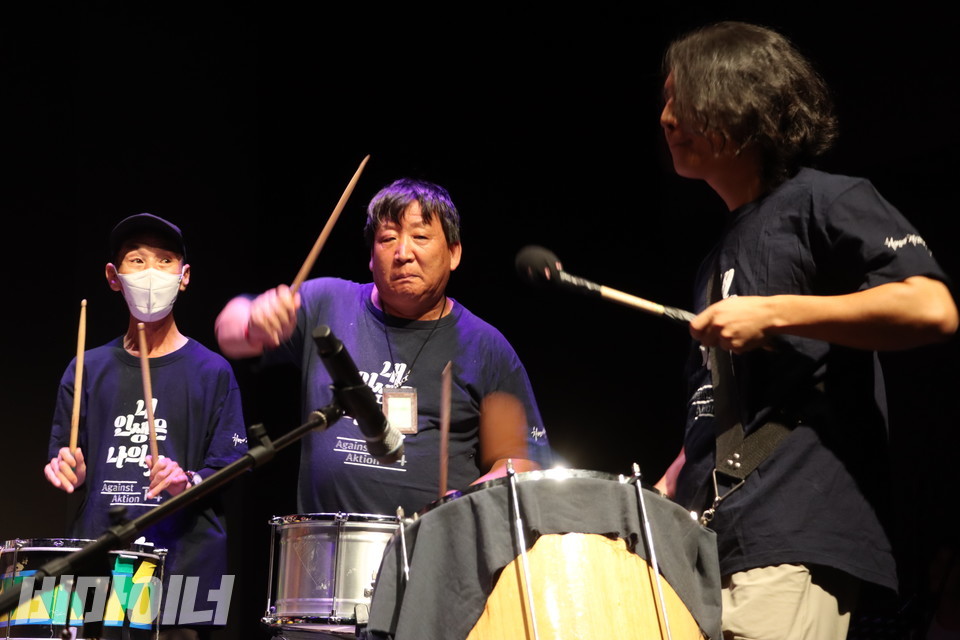 노들쿵쿵차카차카팀이 공연을 하고 있다. 사진 강혜민