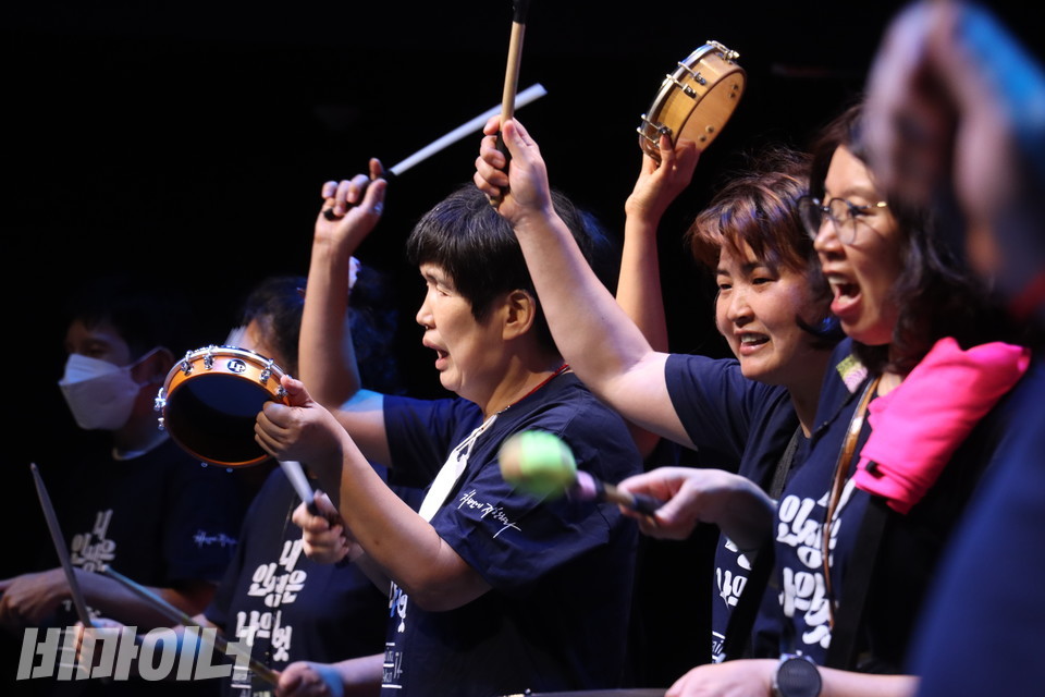 노들쿵쿵차카차카팀이 공연을 하고 있다. 사진 강혜민