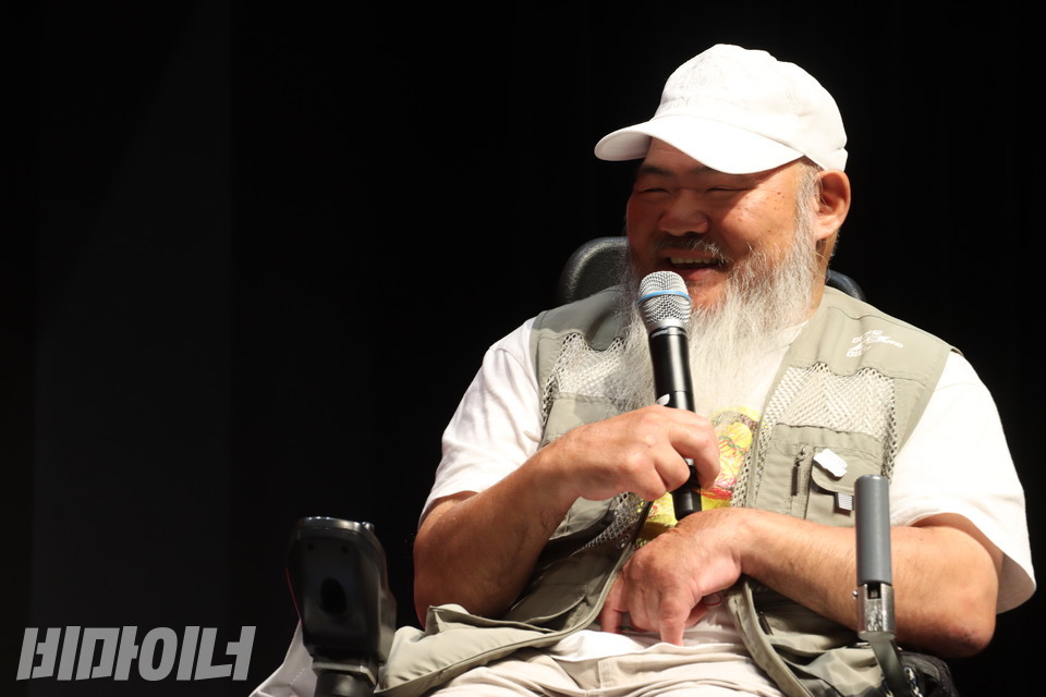 김명학 공동교장이자 학생이 이야기하고 있다. 사진 강혜민