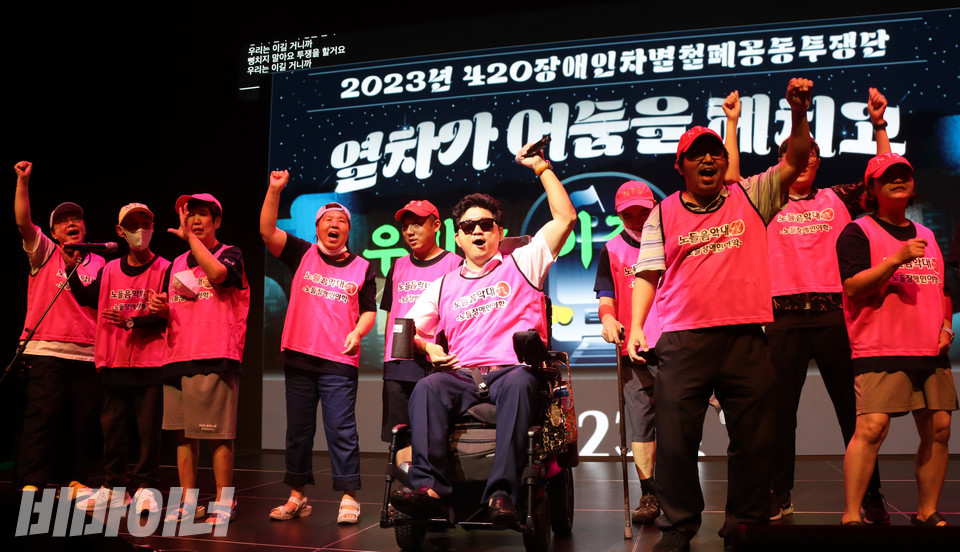 노들테크노전사음악대가 공연하고 있다. 사진 강혜민